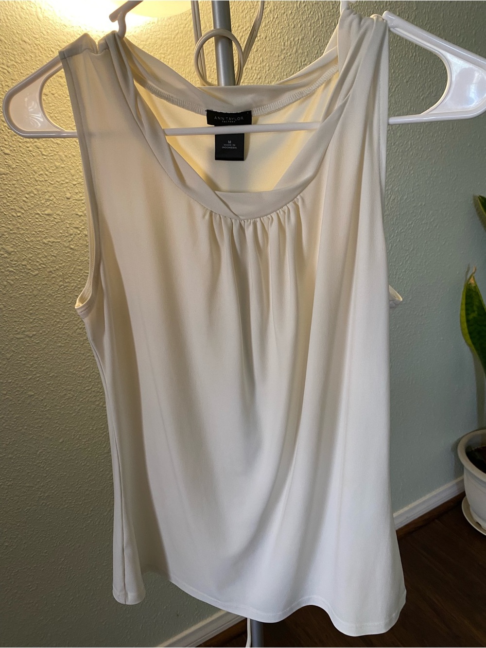 Ann Taylor Cream Sleeveless Scoop Neck Camisole